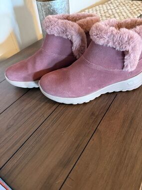 Skechers On the Go. size 5M Rose slip On